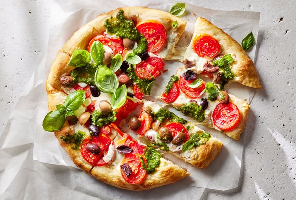 Cast-iron skillet pizza Caprese