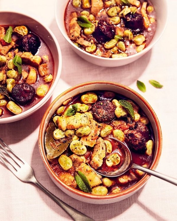 Catalan pork and broad beans (Habas a la Catalana)