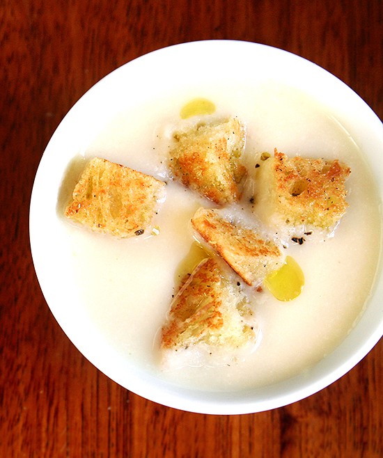 Cauliflower and apple soup