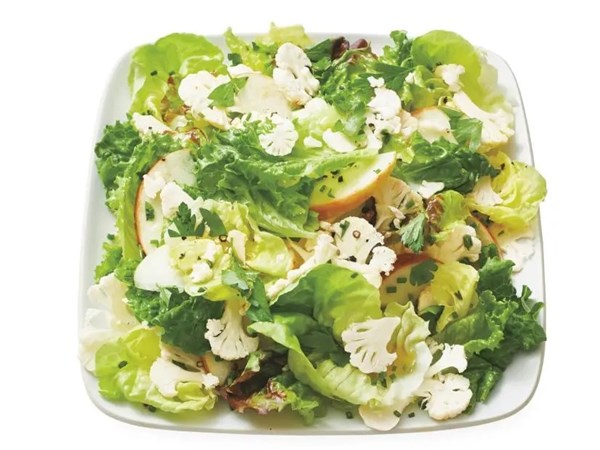 Cauliflower-apple salad 
