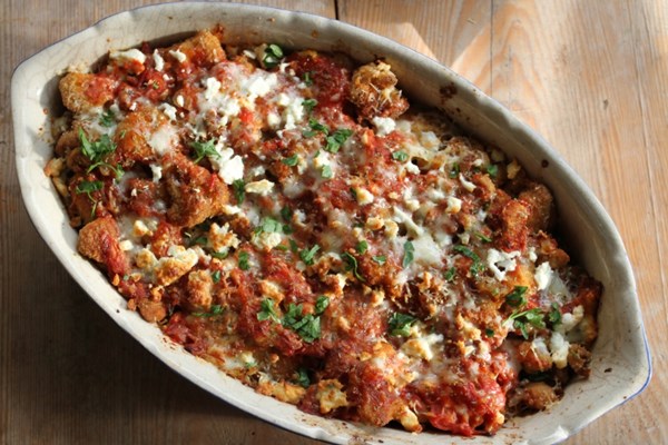 Cauliflower baked with three Greek cheeses (Kounoupidi ston fourno me tria tyria)