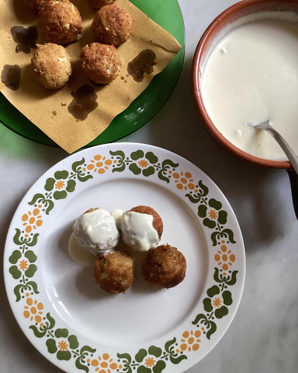 Cauliflower balls with cheese sauce