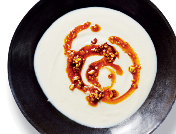 Cauliflower-cashew soup with crispy buckwheat