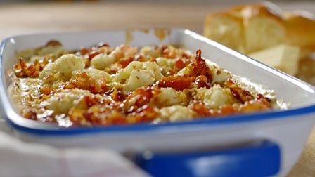 Cauliflower cheese with crispy maple syrup pancetta