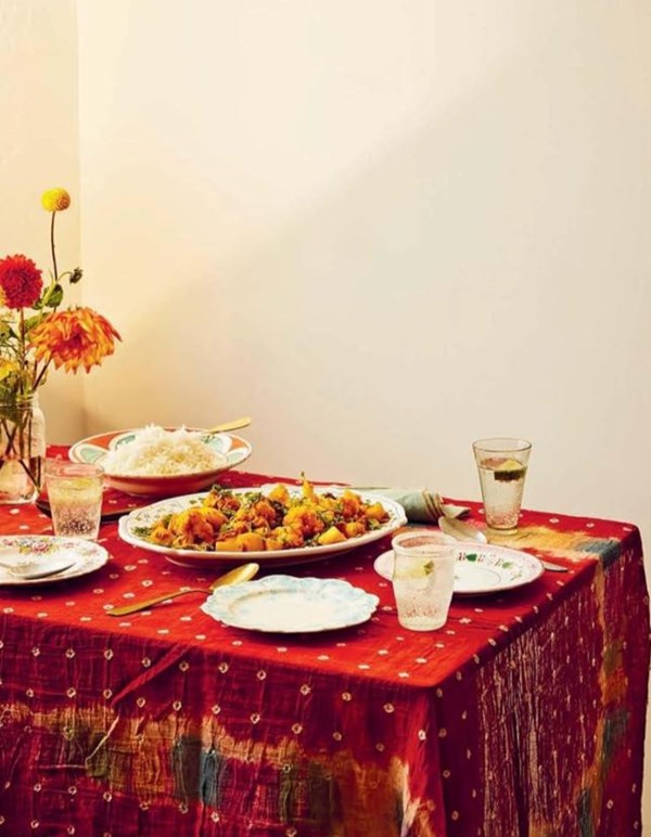 Cauliflower cooked with potatoes (Aloo gobi)