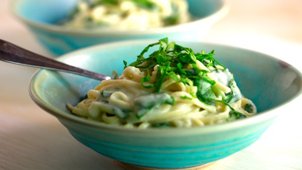 Cauliflower cream pasta with fresh herbs