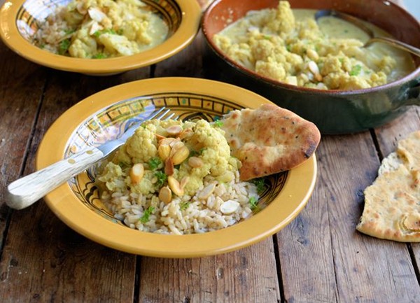 Cauliflower curry with yoghurt and almonds