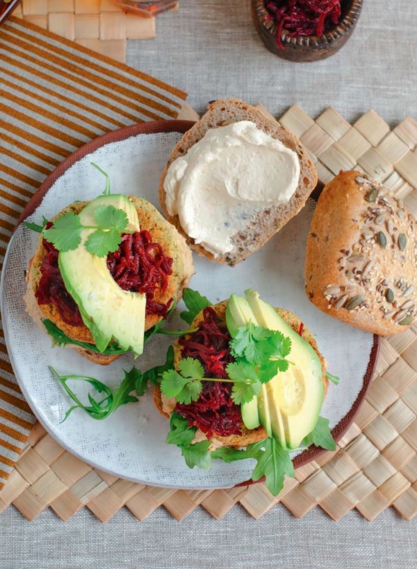 Cauliflower falafel burger with hummus & beetroot relish