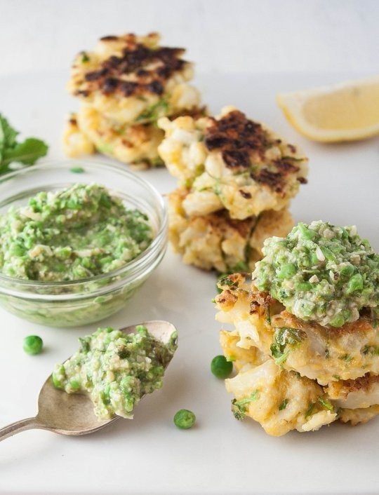 Cauliflower fritters with mint & pea spread
