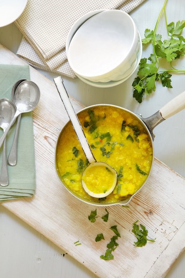 Cauliflower, garlic and turmeric soup