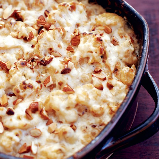 Cauliflower gratin with Manchego and almond sauce 