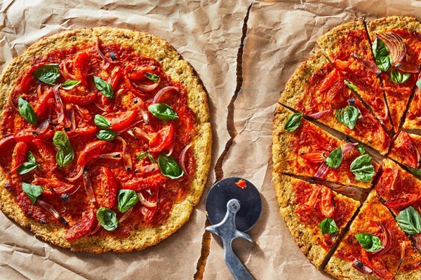 Cauliflower pizza with lemon-infused tomatoes
