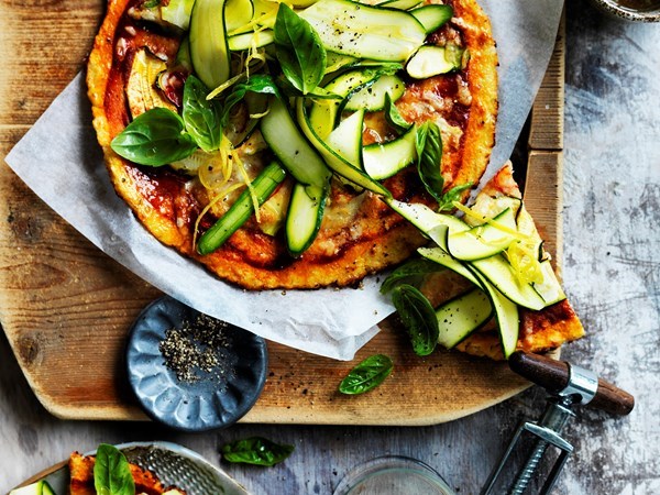 Cauliflower pizza with mozzarella & courgette