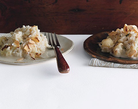 Cauliflower risotto with Brie and almonds