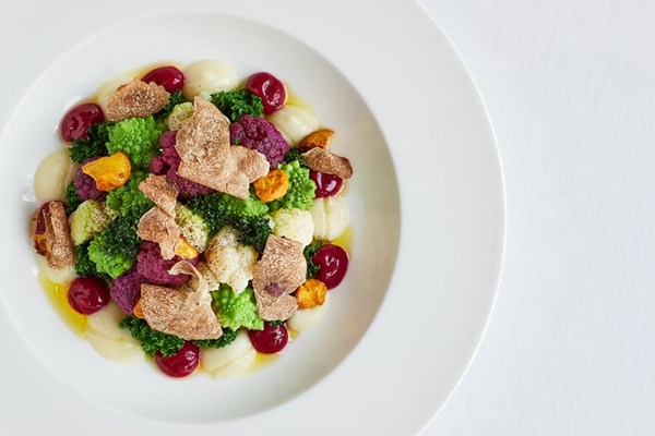  Cauliflower salad with onion jam, chestnuts and Jerusalem artichokes
