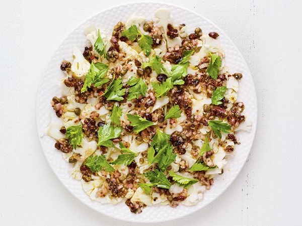 Cauliflower salad with raisins and capers