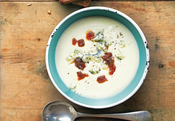 Cauliflower soup with blue cheese & chutney