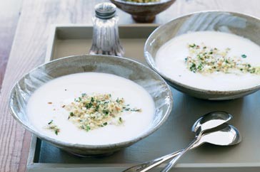 Cauliflower soup with brioche crumbs