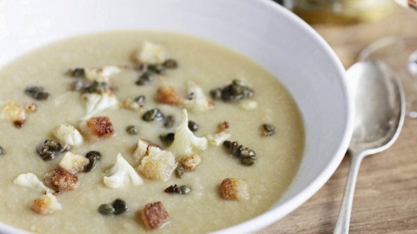 Cauliflower soup with capers and croûtons