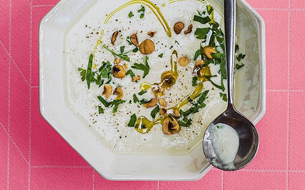 Cauliflower soup with hazelnuts and parsley 