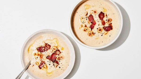 Cauliflower soup with hazelnuts and bacon