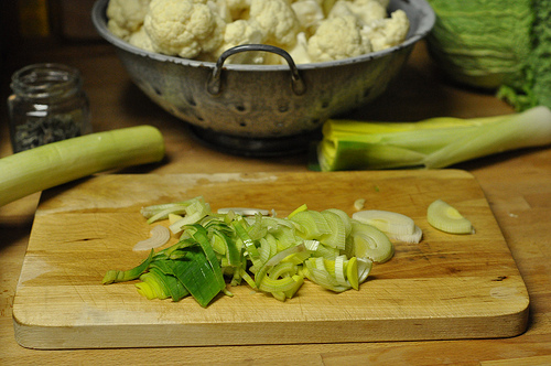 Cauliflower soup with leeks, carrots and cheddar