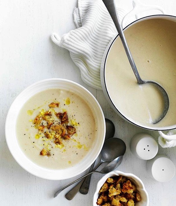 Cauliflower soup with mustard and Gruyère croûtons