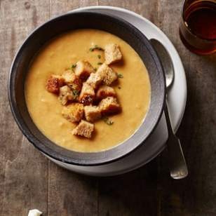 Cauliflower soup with smoked Gouda