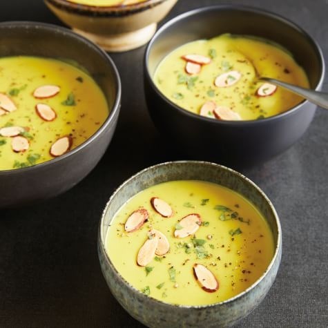 Cauliflower-turmeric soup with toasted almonds 