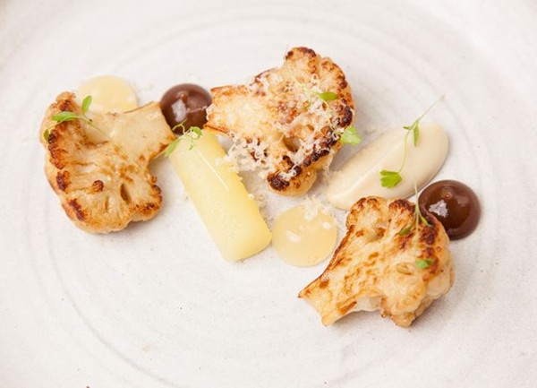 Cauliflower with apple, raisin and cheddar