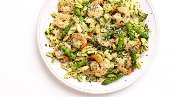 Cavatelli with shrimp and asparagus
