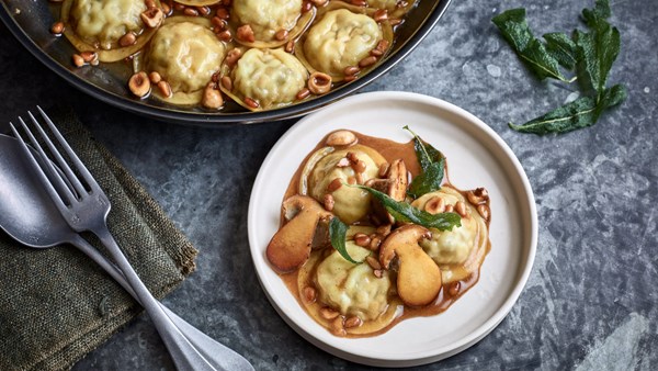 Cep ravioli, walnuts, sage butter (Raviole aux cèpes, noix, beurre de sauge)