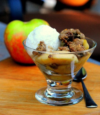Chai spice apple crisp