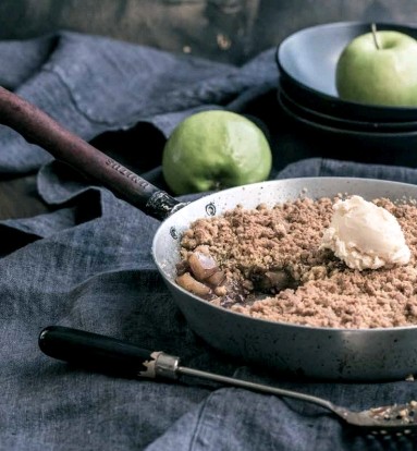 Chai-spiced apple crumble