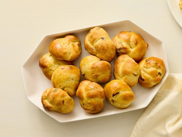 Challah rolls with dried fruit 