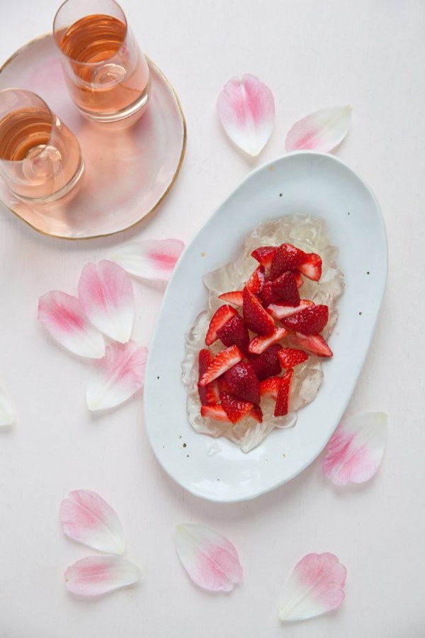 Champagne gelée with strawberries