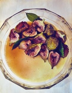 Champagne mousse with figs in Champagne-bay leaf syrup