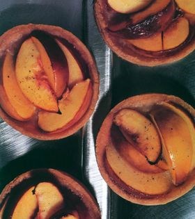 Champagne peach tart with vanilla sugar
