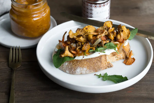 Chanterelle toast with apricot chutney