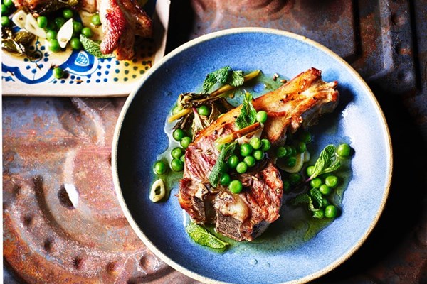  Charcoal-grilled lamb chops with peas
