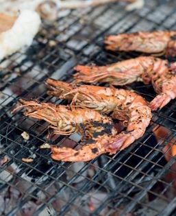 Chargrilled jumbo prawns in oyster sauce (Tôm nuóŉg dâu hào)