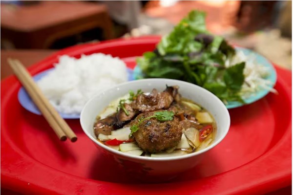 Chargrilled pork patties with vermicelli salad (Bún cha)