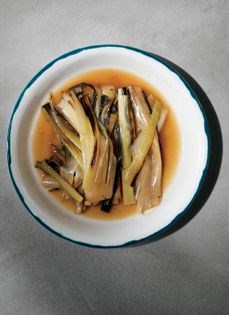 Charred braised leeks (Dae-pa jorim)