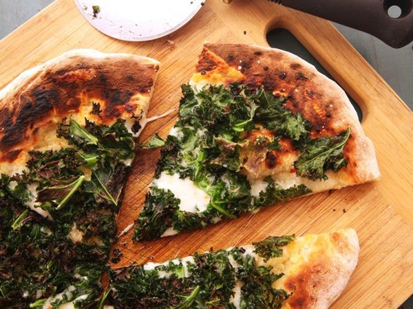 Charred kale pizza with garlic