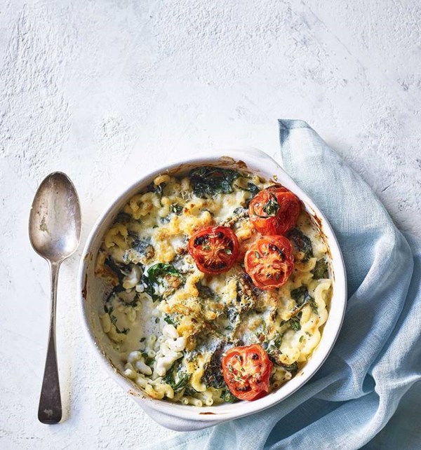 Cheat's mac and cheese with caramelised tomatoes