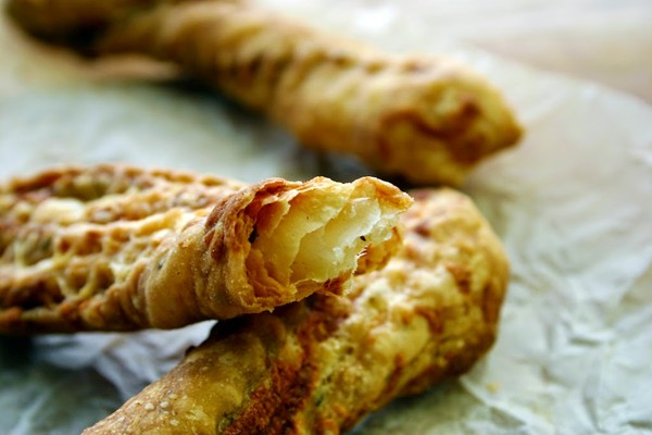 Cheddar and oregano puff pastry straws