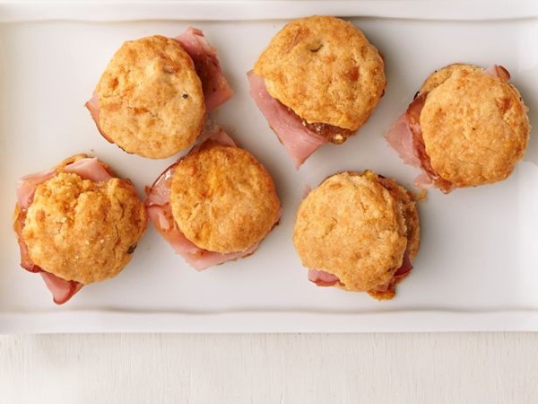 Cheddar biscuits with ham