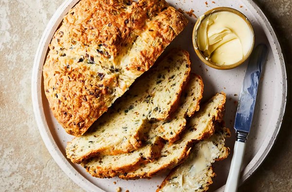 Cheddar, onion & fennel seed soda bread