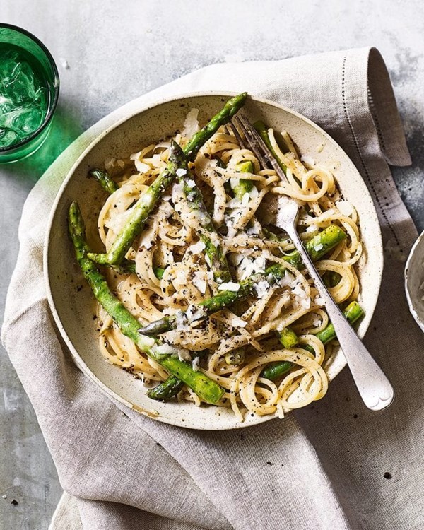 Cheese & pepper pasta with asparagus (Cacio e pepe)