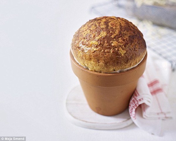 Cheese and chive flowerpot loaf